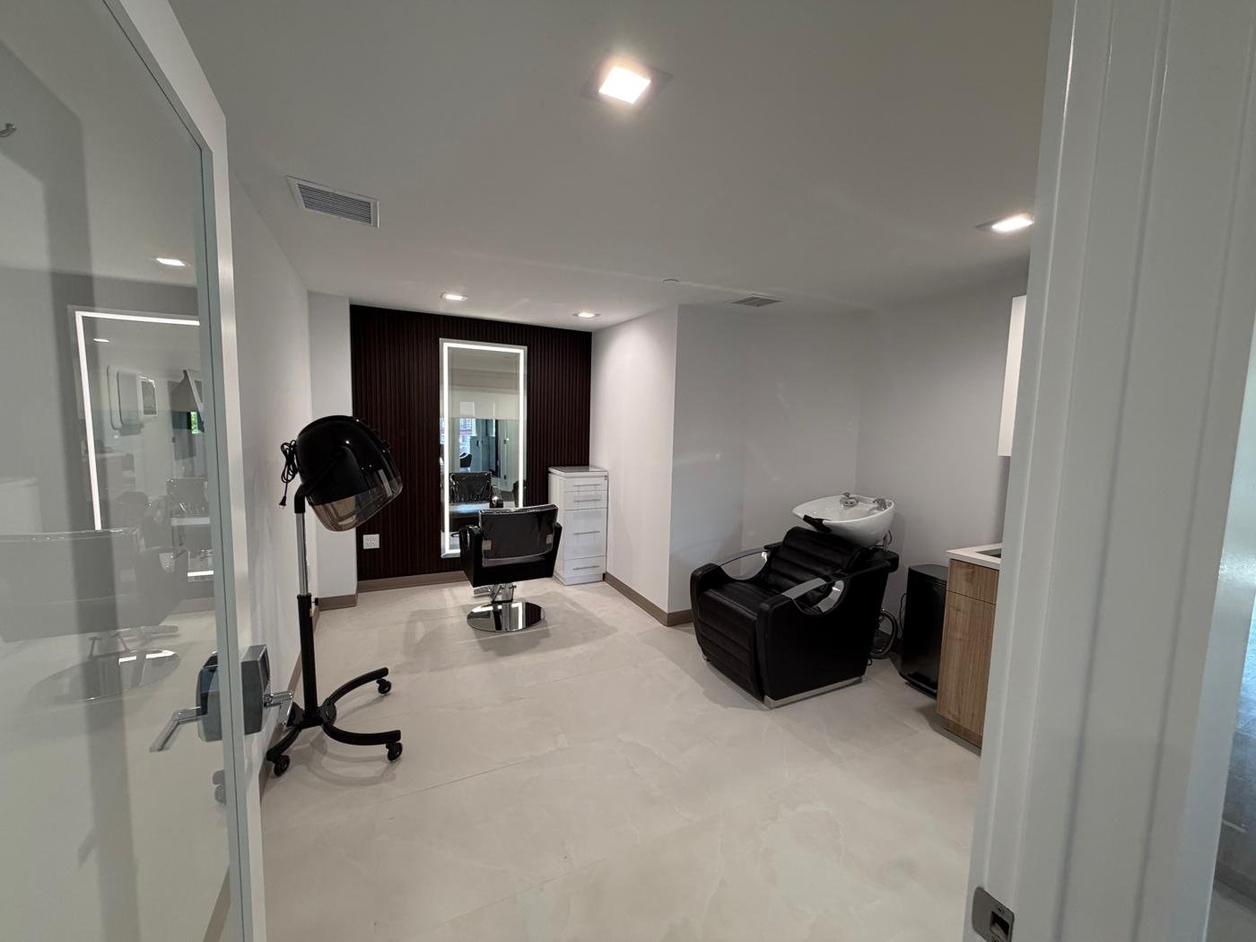 Salon styling station with lighted mirror and recessed ceiling lights
